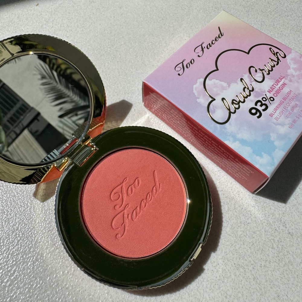 Too faced Cloud Crush Blurring Blush